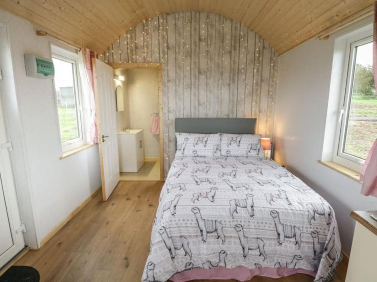 The Beautiful Lazy Llama Shepherd Hut Farm Holiday home *